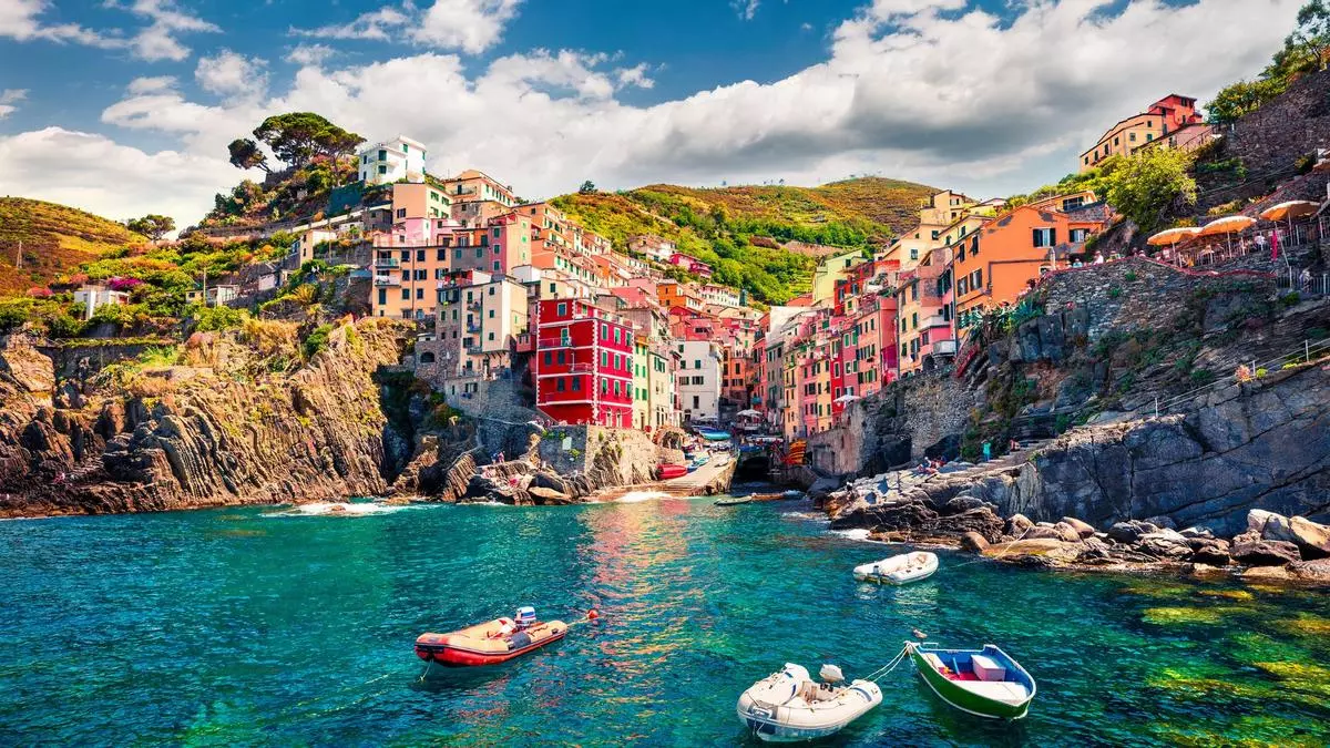 El paseo marítimo más romántico de Italia serpentea entre acantilados de colores