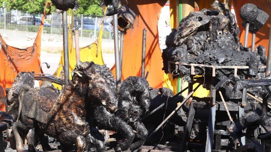 Vecinos de Poniente reclaman un parque infantil y zonas verdes en la plaza Matías Prats tras el incendio del tiovivo
