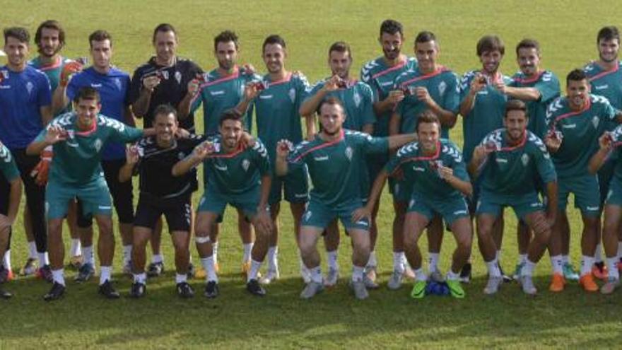 Jugadores y cuerpo técnico del Real Murcia posan con sus carnés de abonado.