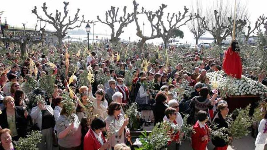 Numerosas personas participaron ayer en la bendición de los ramos en la alameda de Félix Soaxe, en Cangas.