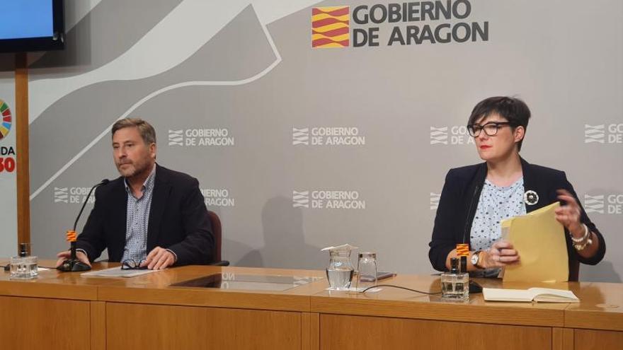 El consejero de vivienda, José Luis Soro, y la directora general, en una rueda de prensa. | GOBIERNO DE ARAGÓN