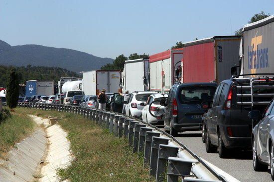 Cues de trànsit per un foc a la Catalunya Nord