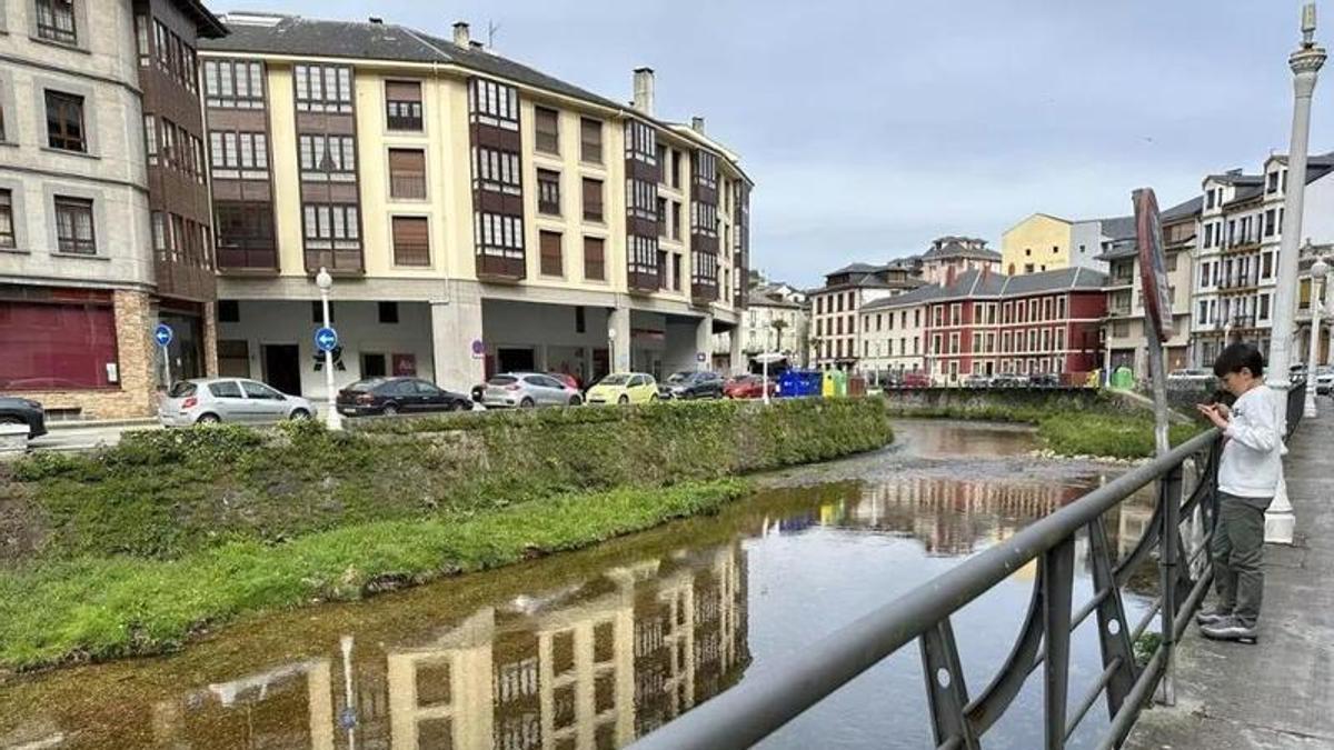 Vista del río Negro de Luarca desde la avenida Pilarín.