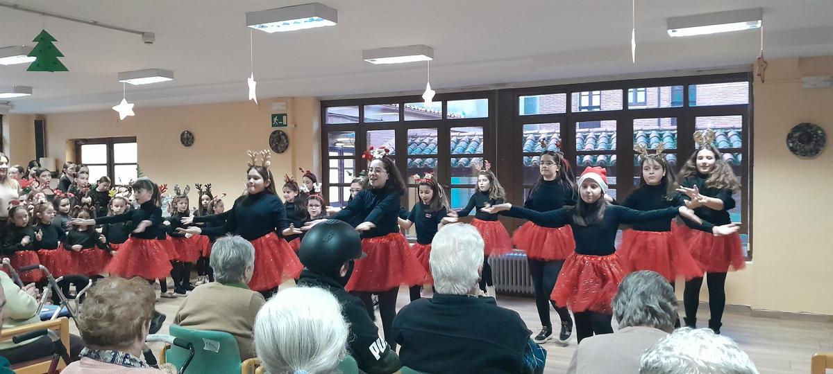 GALERÍA | Las alumnas de Sandra Iglesias bailan para los "abuelos" de la residencia Virgen del Canto de Toro GALERÍA | Las alumnas de Sandra Iglesias bailan para los "abuelos" de la residencia Virgen del Canto de Toro