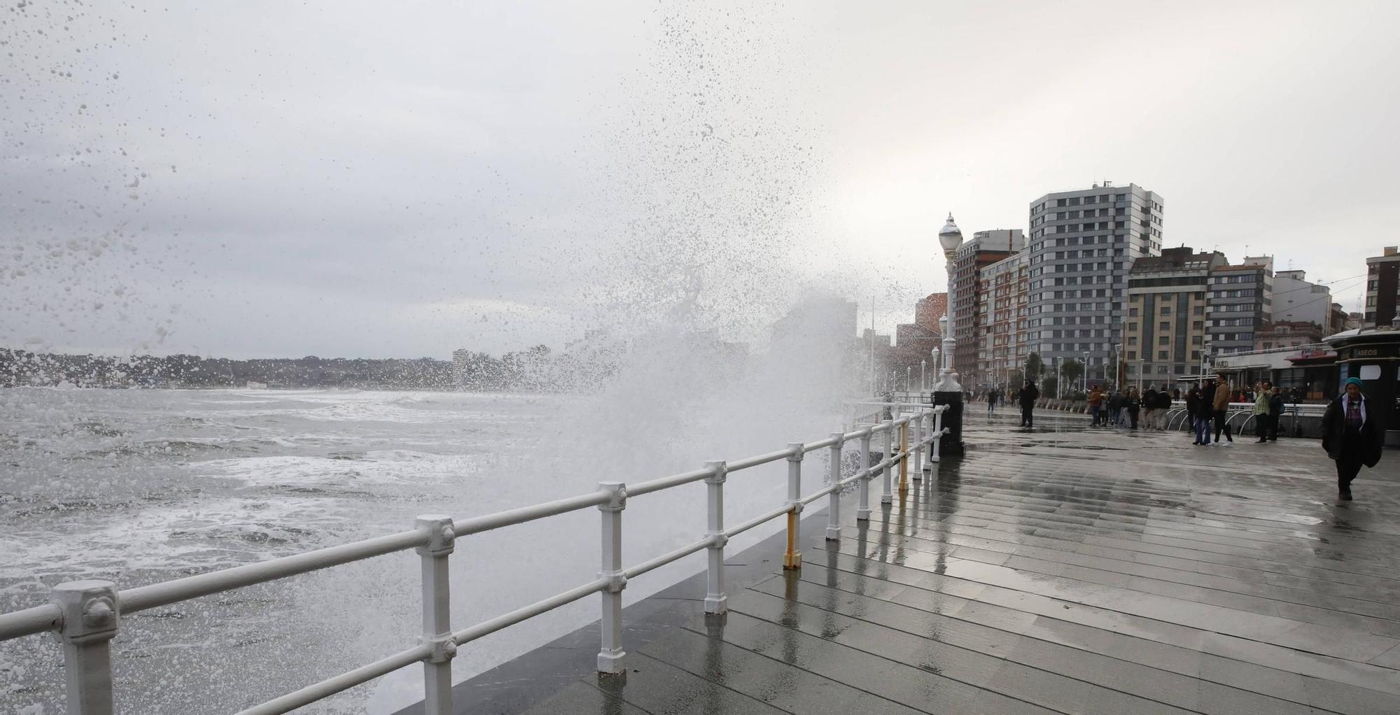 El oleaje vuelve a azotar la costa de Gijón y la Policía precinta parte del Muro (en imágenes)