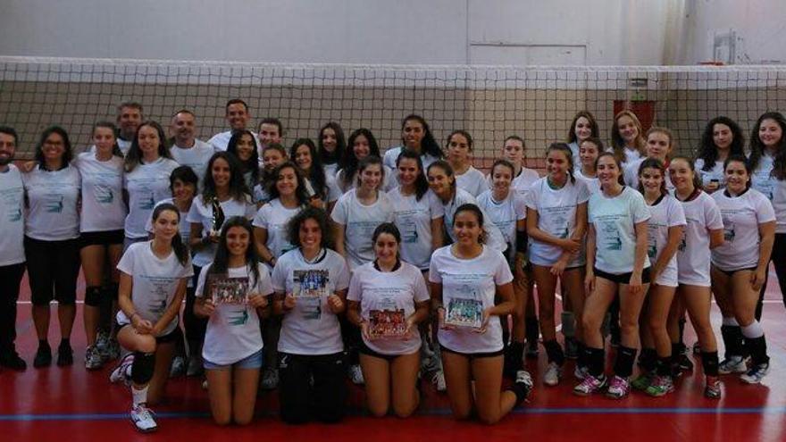 Imatge de grup de les participants en la primera edició del torneig del Voleibol Sant Fruitós