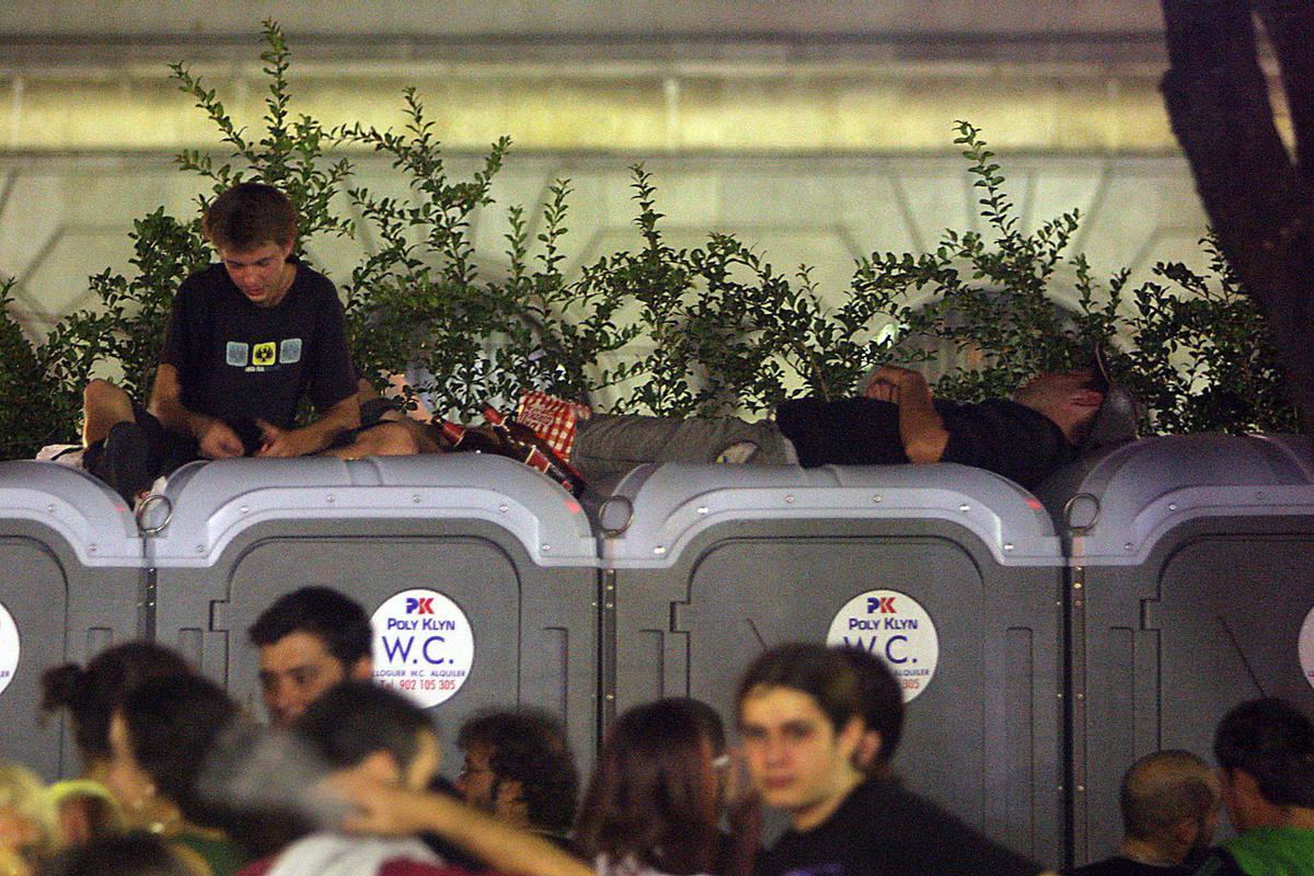 Mercè 2005. GENTE DURMIENDO SOBRE LOS WC PUBLICOS