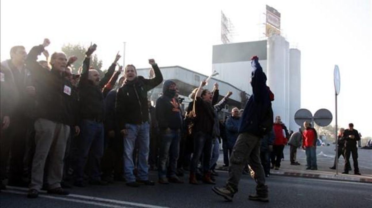 Protesta de treballadors de Panrico, davant la fàbrica de Santa Perpètua, dilluns.