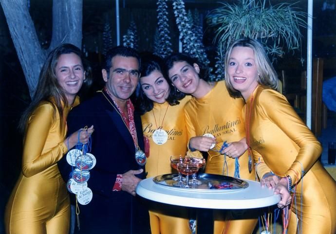 Pepe MacDonald rodeado por las chicas de Ballantines, en 1995