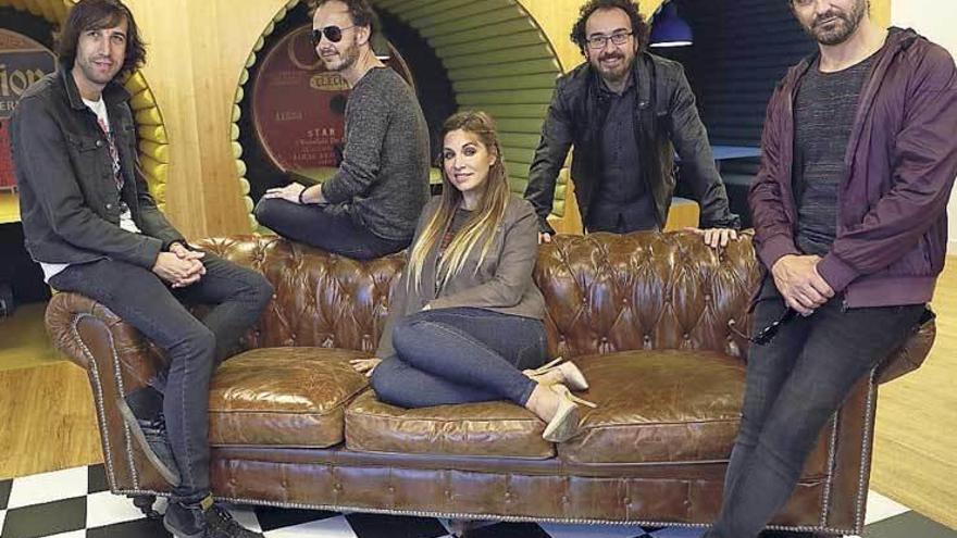 &quot;La Oreja de Van Gogh&quot;, en la presentación de su disco, con Haritz Garde a la izquierda.