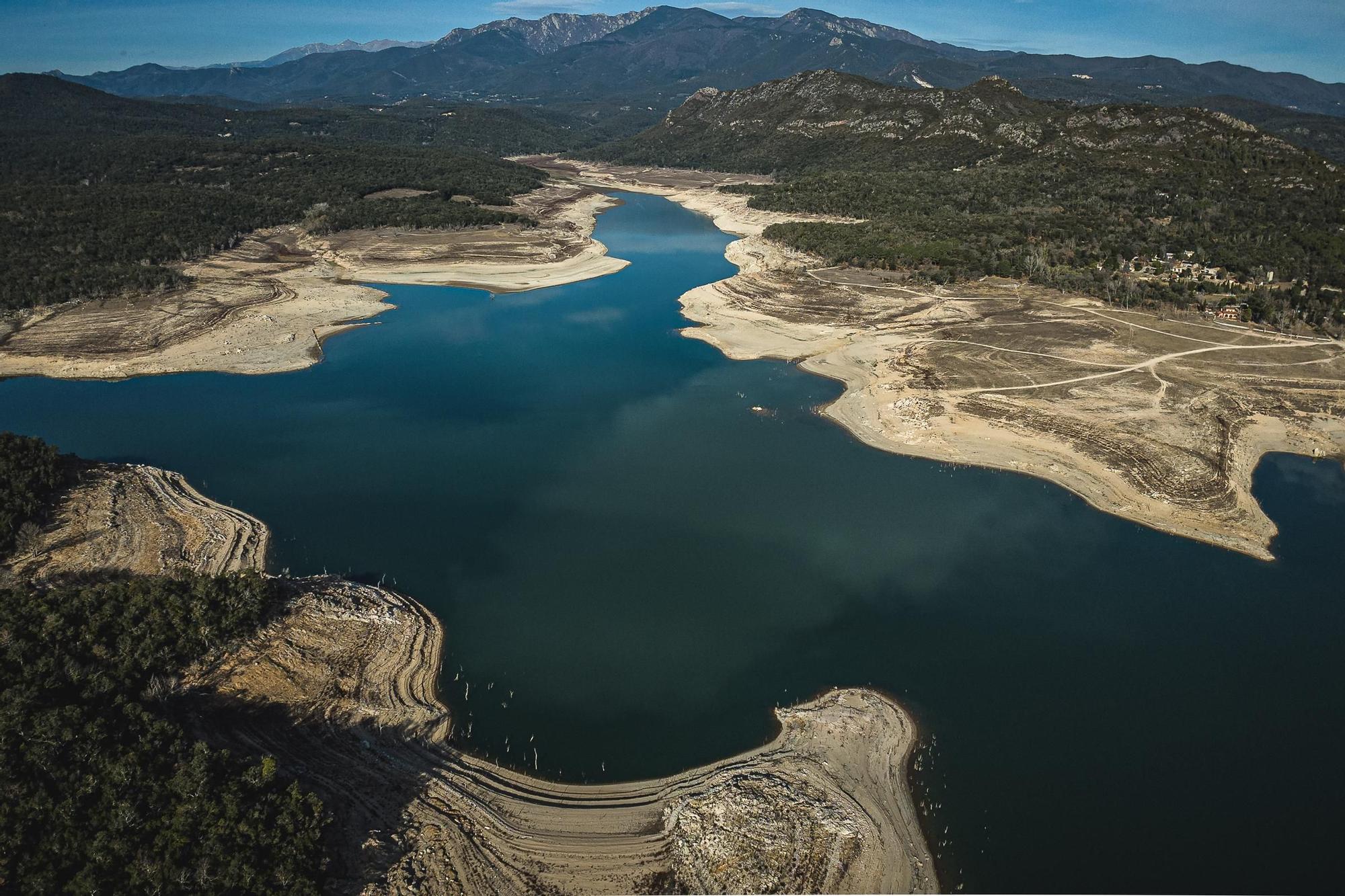 Galeria Imatges: la dramàtica situació del pantà de Dosrius Boadella a vista de dron