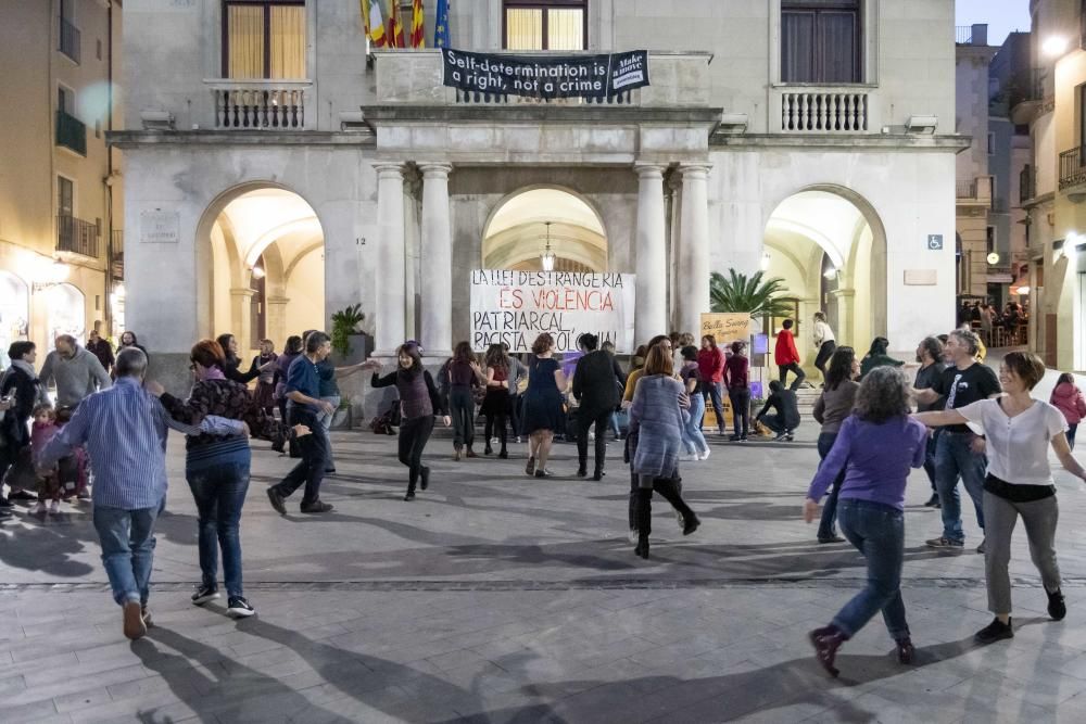 Centenars de persones surten al carrer el 8M