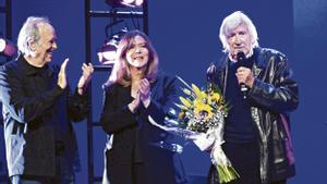 Emotiva ofrena a Joan Ramon Bonet, coronada per Serrat