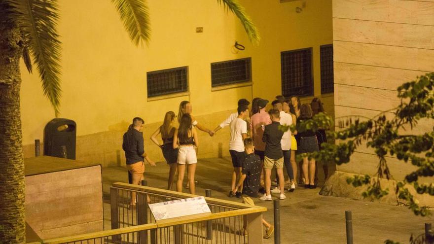 Los vecinos reclaman a la Policía que ataje el botellón en el Casco Antiguo de Alicante
