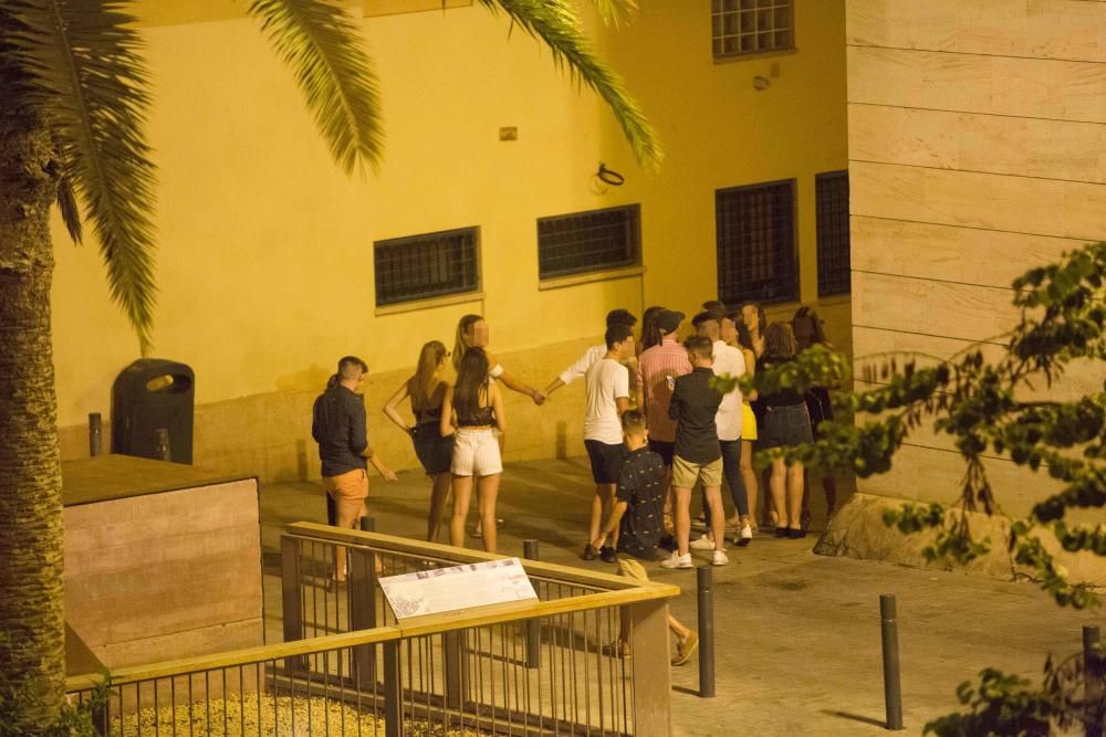 Aseguran que grupos de jóvenes beben hasta altas horas provocando mucho ruido