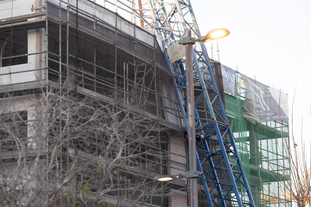 Galería: el fuerte viento en Ibiza tumba una enorme grúa en Platja d'en Bossa