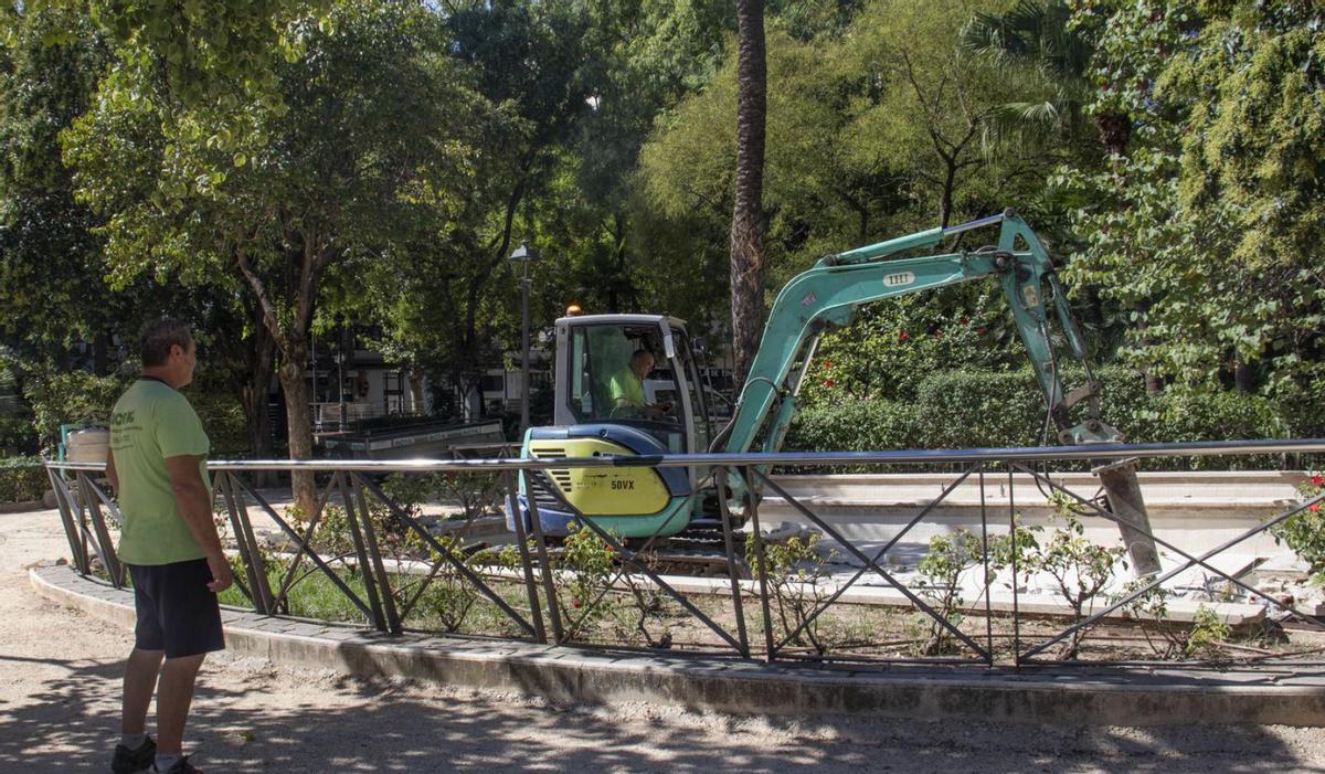 Las obrasen la Glorieta José Espejo de Xàtiva, ayer.  | MARIOLA SÁNCHEZ