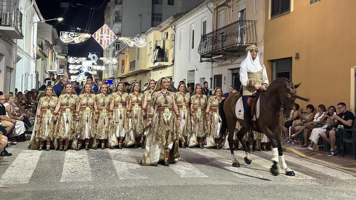 Una comparsa desfila en las fiestas de Moro y Cristianos de Montaverner.