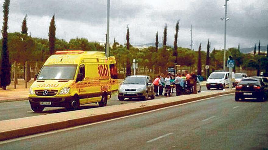 Efectivos sanitarios trasladan a la mujer atropellada ayer tarde en el Camí de Jesús.