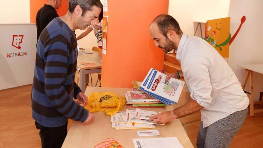 Participantes en el programa de intercambio de libros de texto.