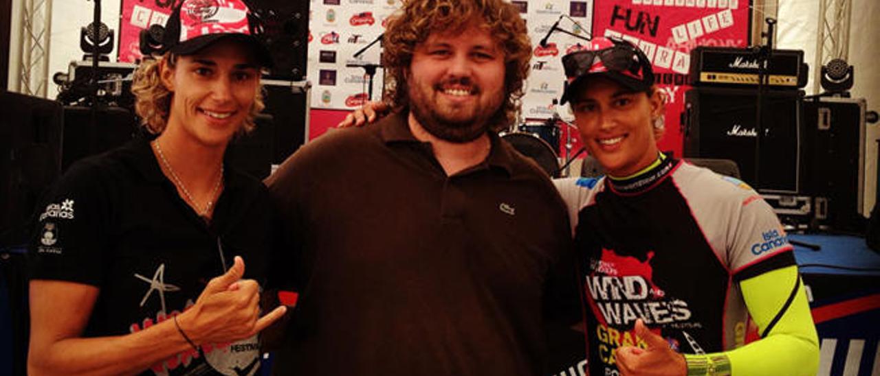 Las hermanas windsurfistas Daida e Iballa Ruano con el cineasta tinerfeño Juan Alfredo Amil.