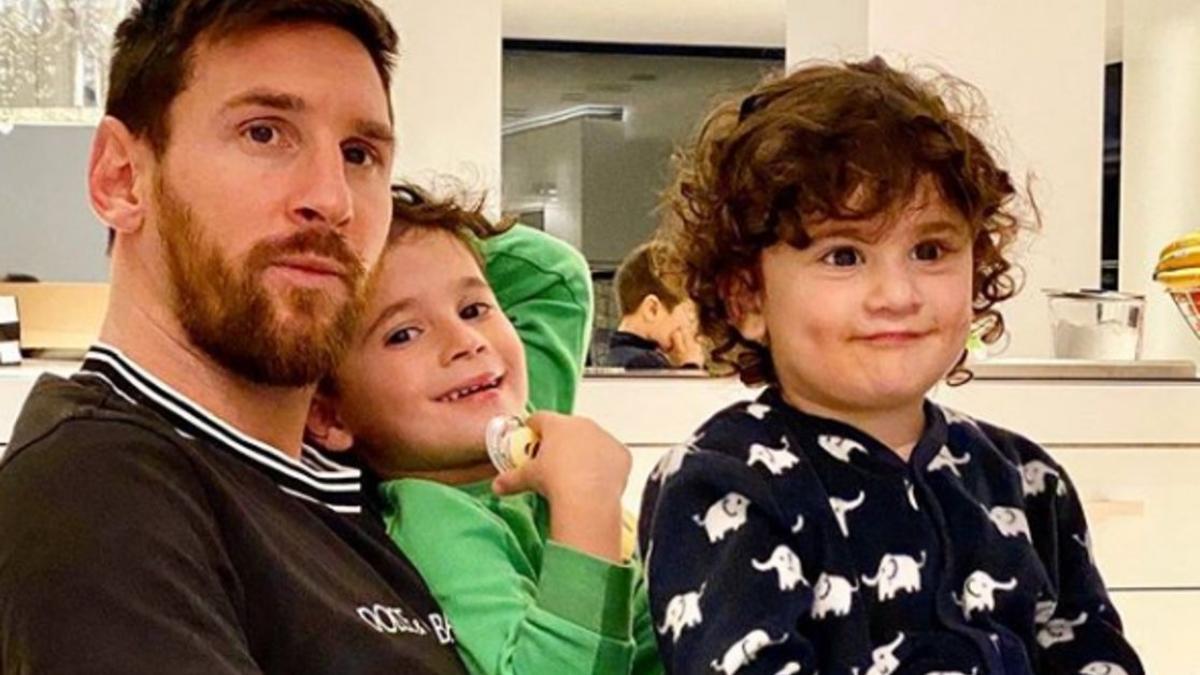 Messi junto a Mateo y Thiago, sus dos hijos mayores, en su domicilio.