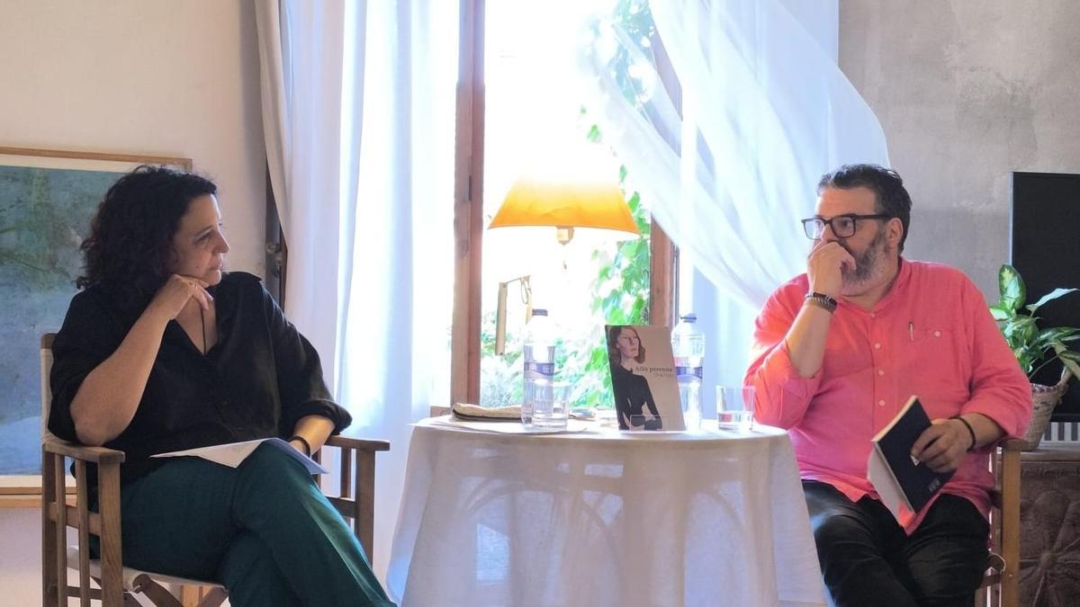 L'autora i l'editor Òscar Ramírez Dolcet en la presentació a Verges el 20 de juny.