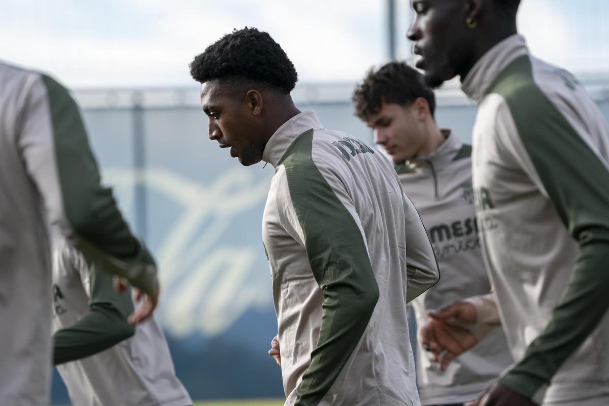 La principal novedad en la convocatoria del Villarreal es la entrada del lateral estadounidense Alex Freeman.