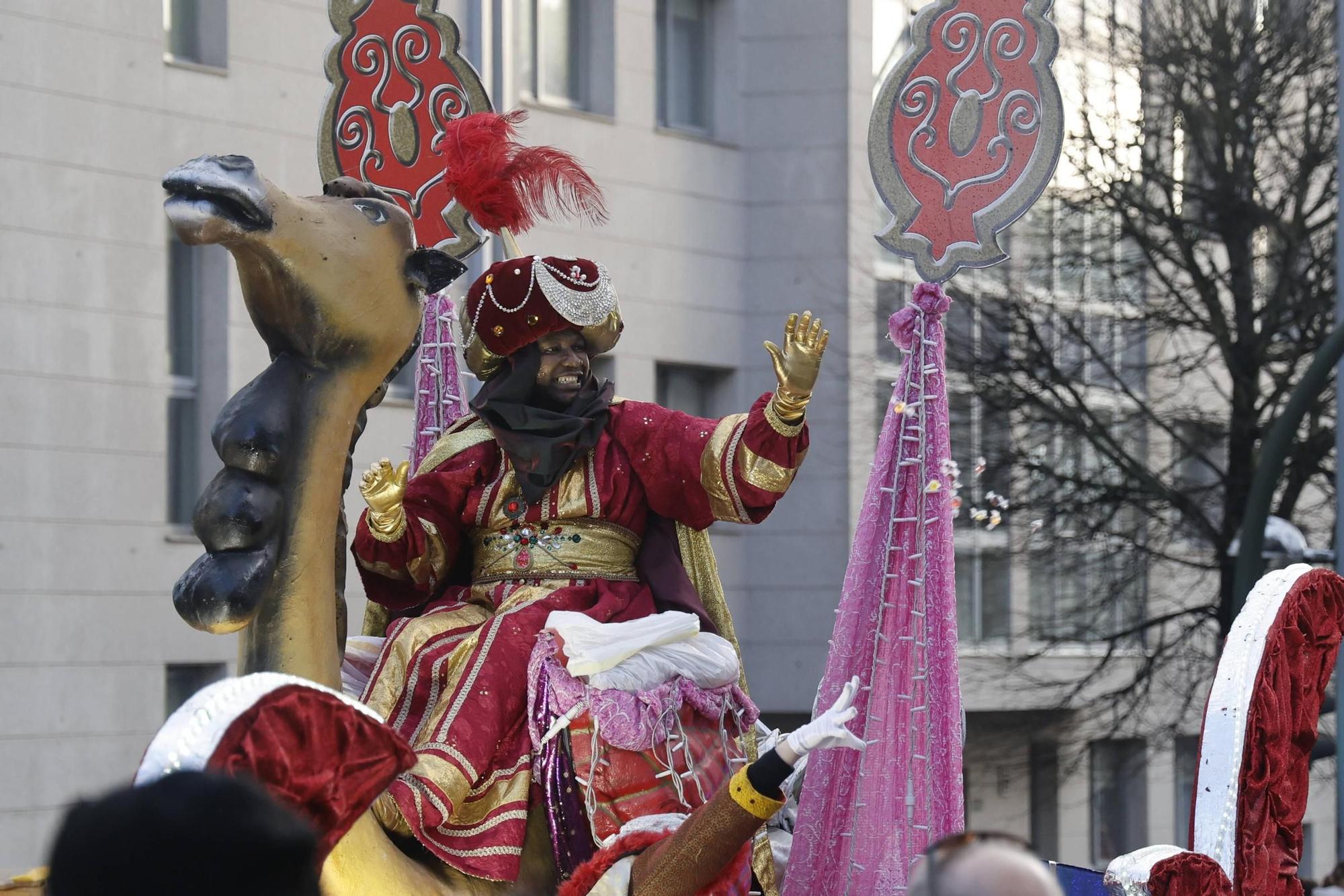 Los Reyes Magos desfilan por las calles de Santiago en una cabalgata cargada de ilusión