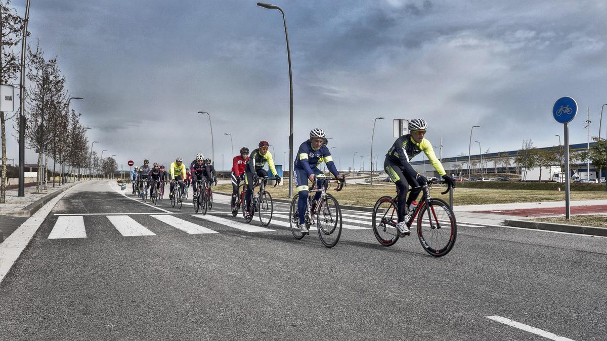 Un grupo de cicloturistas, en su habitual ruta de salida por los alrededores de Barcelona