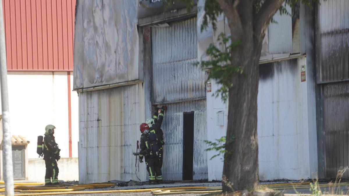 Un incendio destruye dos naves industriales en el polígono de Binissalem
