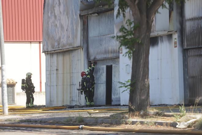 Un incendio destruye dos naves industriales en el polígono de Binissalem