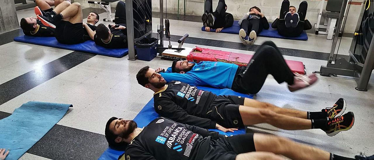 Jugadores del Frigoríficos durante la sesión de ayer en O Gatañal. | // SANTOS ÁLVAREZ Jugadores del Frigoríficos durante la sesión de ayer en O Gatañal. | // SANTOS ÁLVAREZ