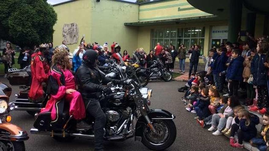 Reyes Magos motorizados en el CP de Llaranes