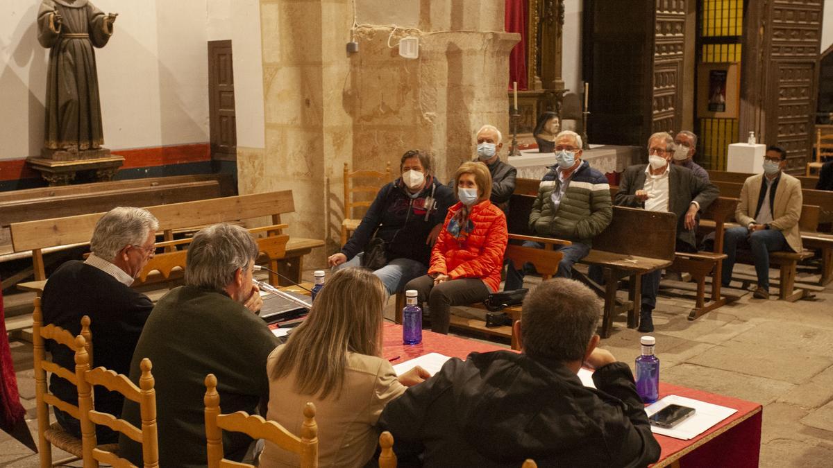 Asistentes a al asamblea de la Virgen de la Concha