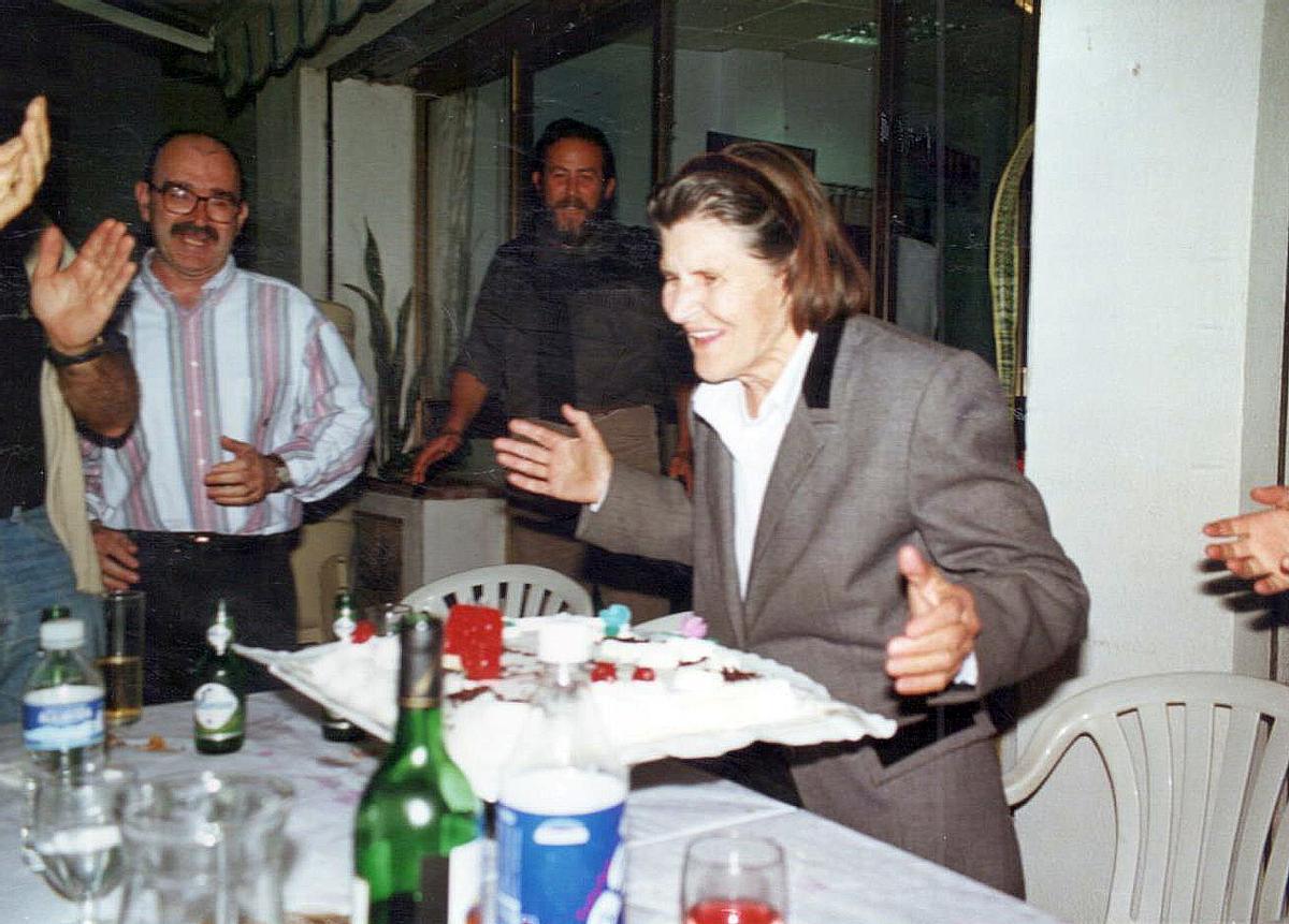 Una sonriente Ascensión Gómez celebra con los vecinos del Palo su 80 cumpleaños en la primavera de 2001.