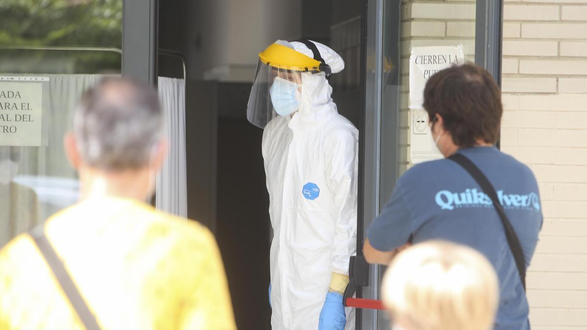 Cola para someterse a una prueba PCR en un centro de salud de Alicante, hace unos días.