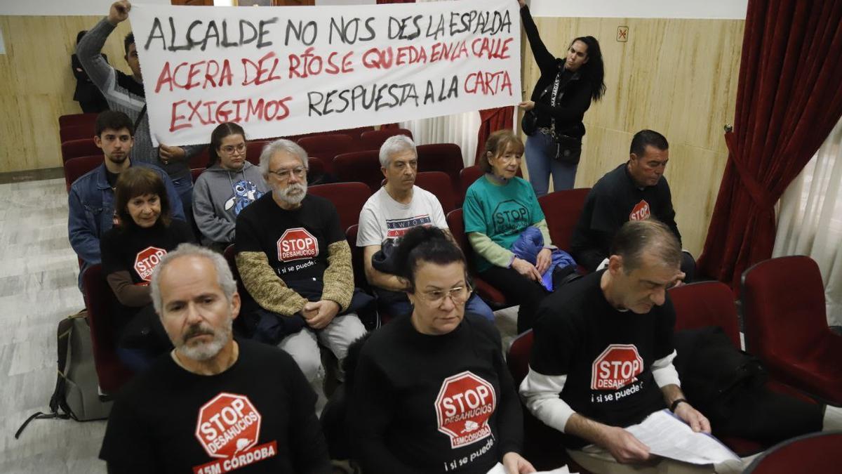 Miembros de Stop Desahucios, entre los que se encontraba el exconcejal Rafael Blázquez, hoy en el salón de plenos.