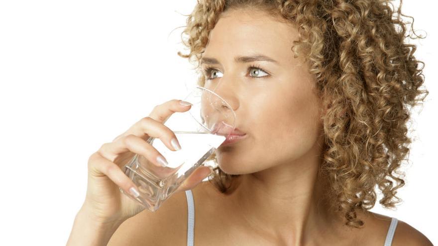 Beber agua antes de las comidas ayuda a perder peso.