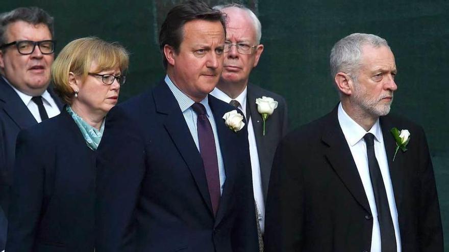 David Cameron y Jeremy Corbyn, saliendo del homenaje a Cox.