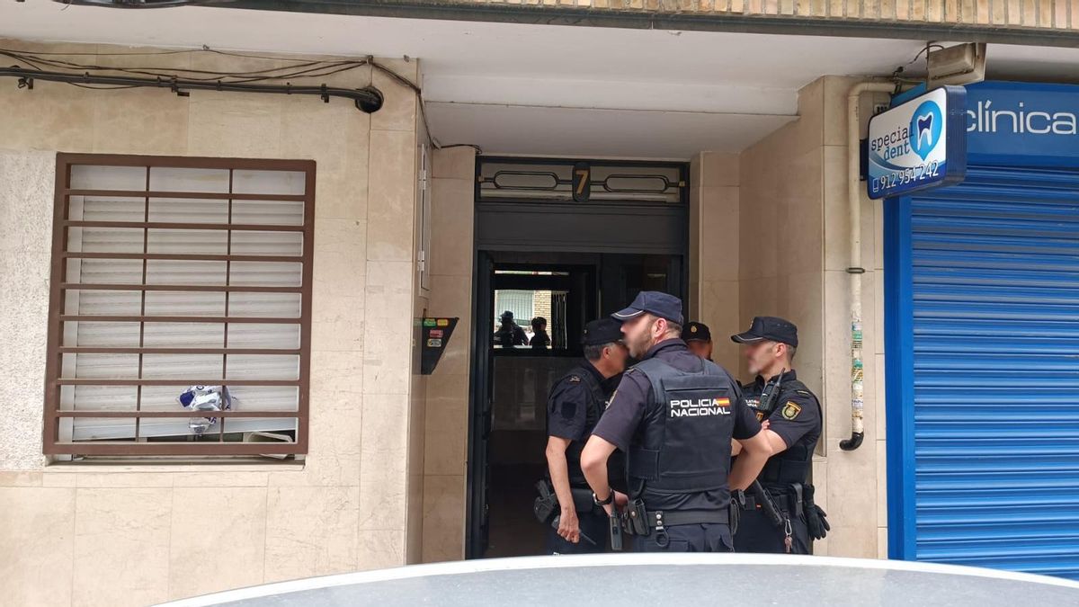 La Policía, en las inmediaciones de la vivienda de Getafe.