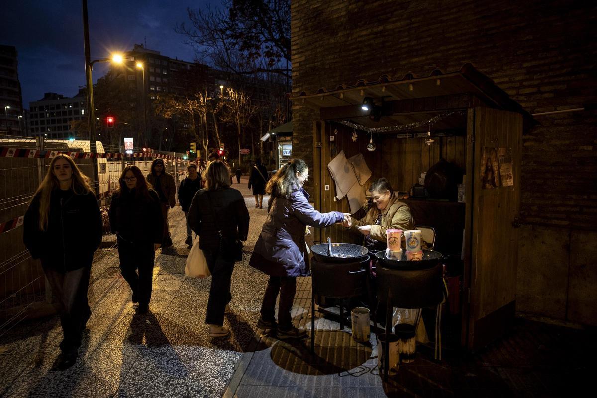Las vallas de la reforma de la plaza San Miguel rodean el puesto de Pilar desde hace semanas.
