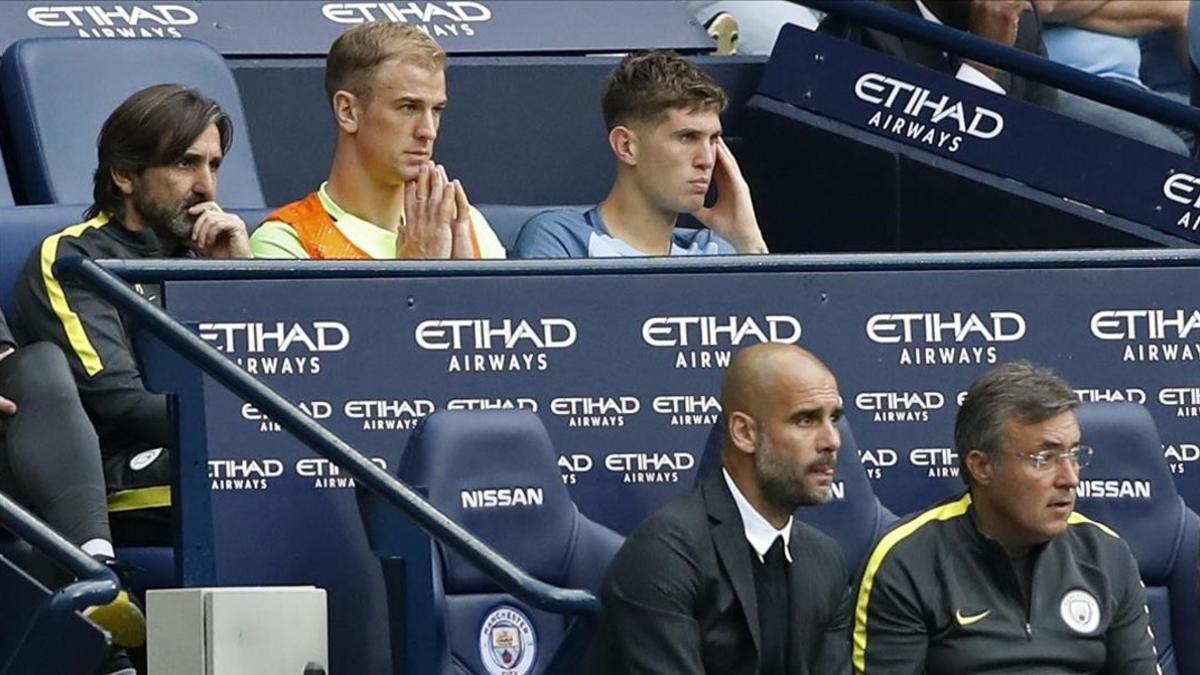 Joe Hart, en el banquillo del Manchester City, con Guardiola.