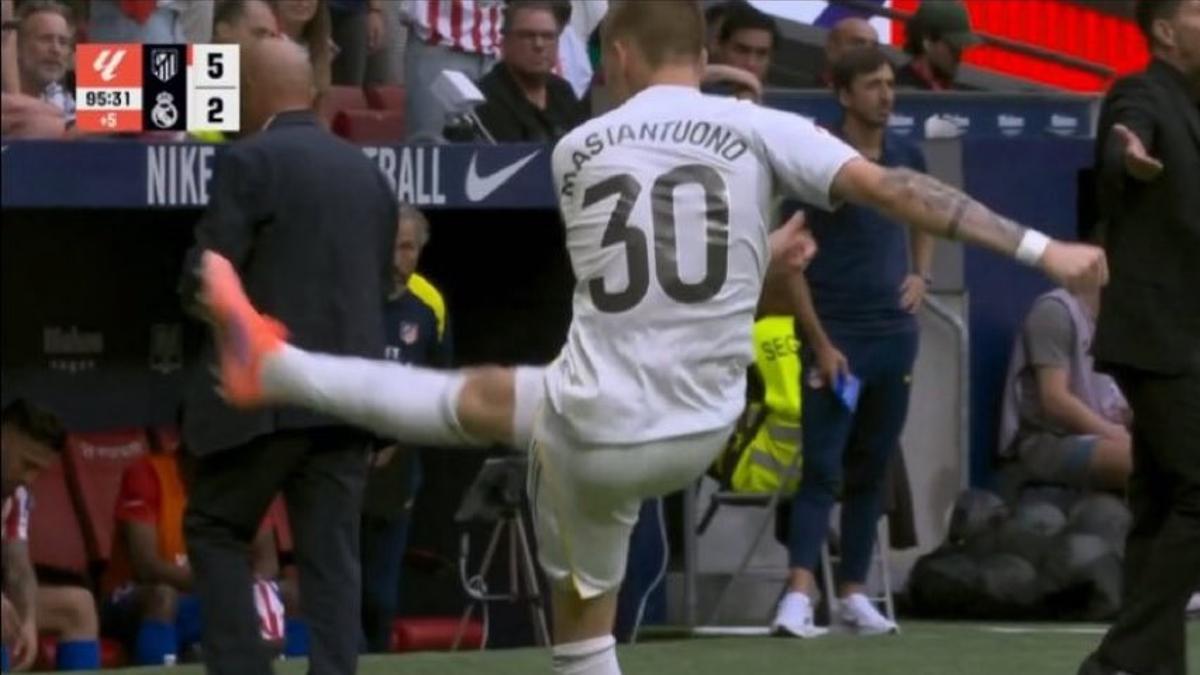 El pelotazo de Mastantuono a la grada