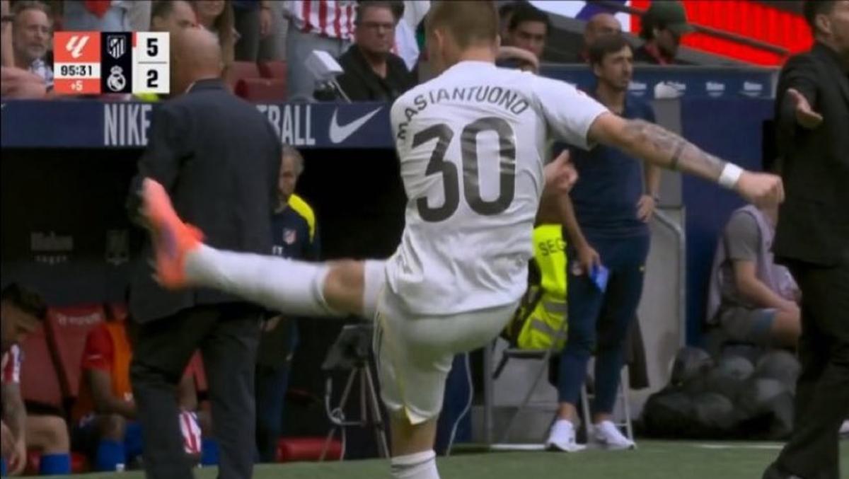 El pelotazo de Mastantuono a la grada