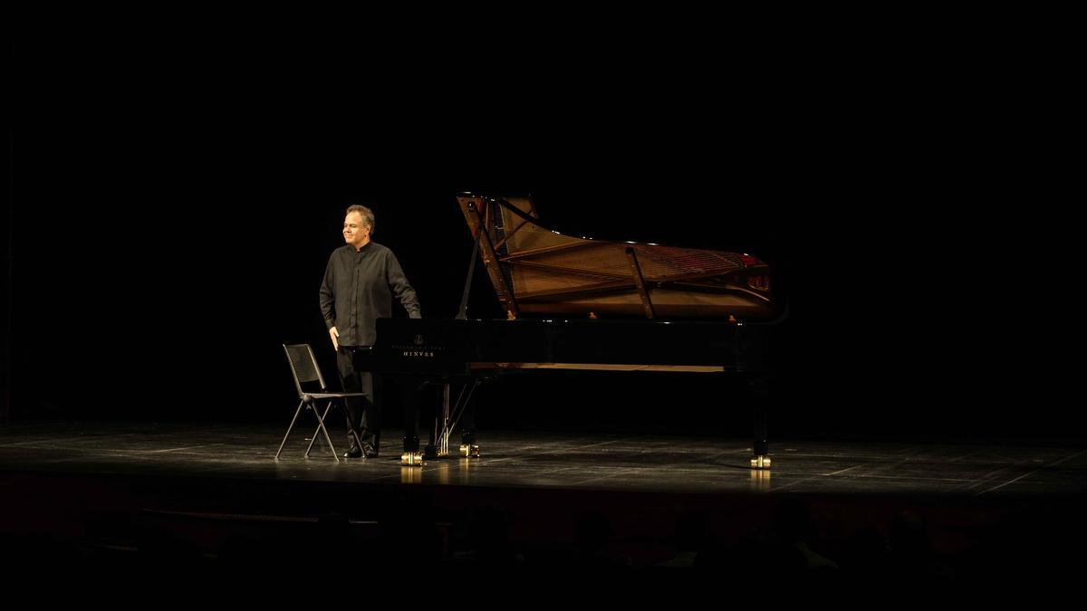 Un momento del concierto de Arcadi Volodos, anoche en el Teatro Góngora.