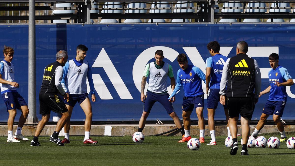 La plantilla zaragocista, en el entrenamiento de este viernes.
