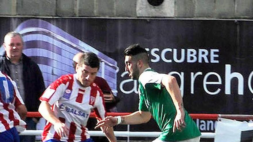 Samuel disputa el balón a un jugador del Llanes en un encuentro de la presente temporada.