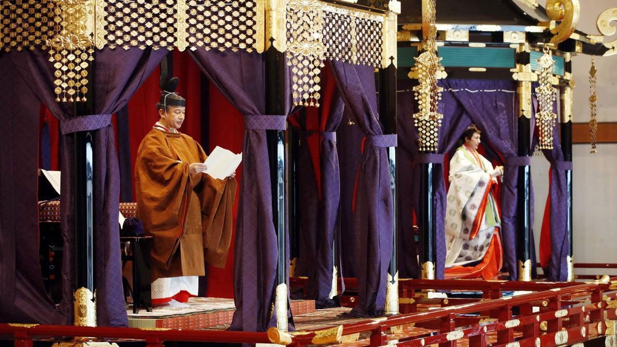 Los emperadores de Japón, Naruhito  y Masako, durante la ceremonia de entronización.