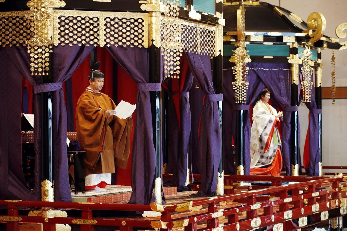 Tokyo (Japan), 22/10/2019.- Japanese Emperor Naruhito (L) and Empress Masako (R) deliver a speech proclaiming their enthronement, at the Imperial Palace in Tokyo, Japan, 22 October 2019. Naruhito ascended the throne on 01 May 2019 after his father Emperor Emeritus Akihito abdicated on 30 April 2019. (Japón, Tokio) EFE/EPA/JAPAN POOL JAPAN OUT EDITORIAL USE ONLY/ NO ARCHIVES